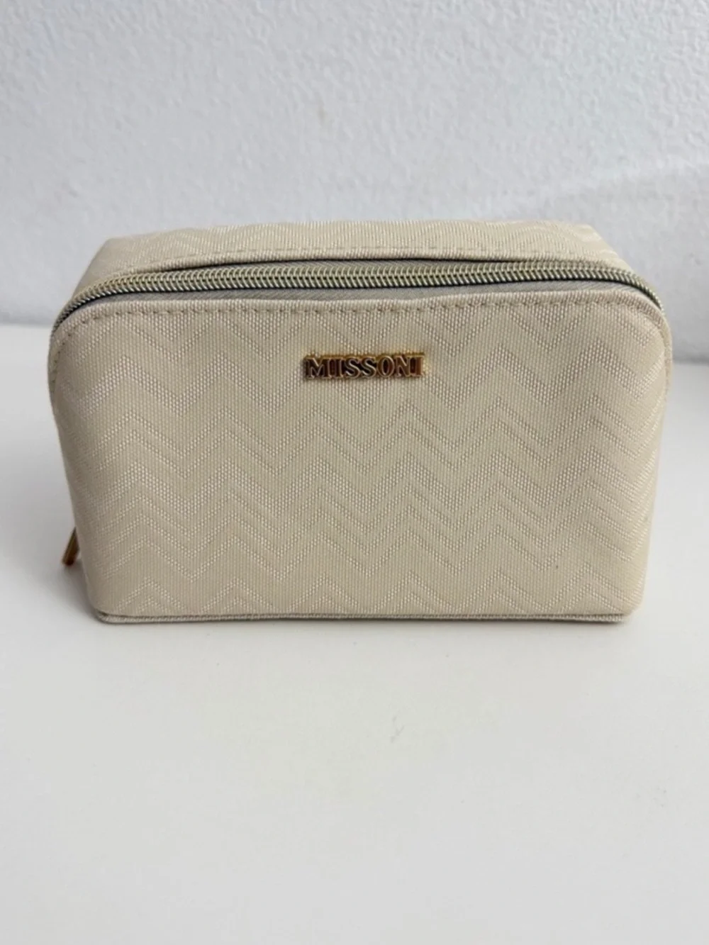 Missoni  for delta Cream Chevron gold Logo Cosmetic Case vacation